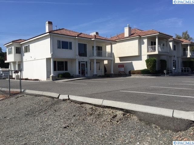 1715 Kennewick Ave — photo 1 of 8