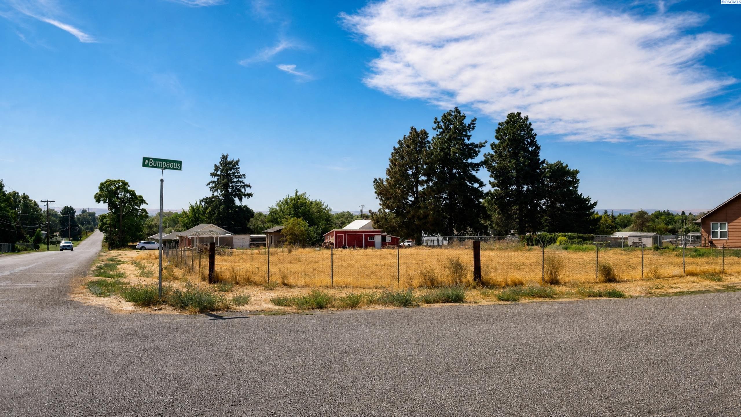 Undetermined rd 48 — photo 1 of 3