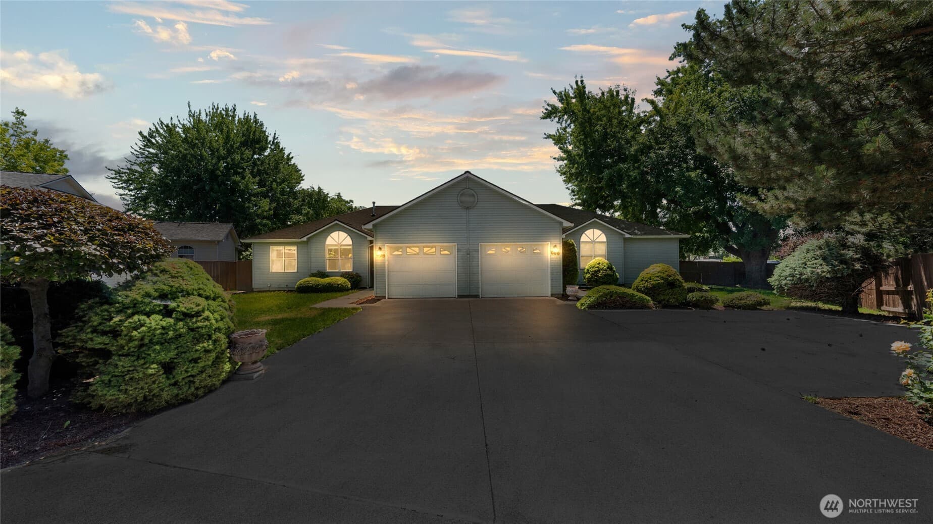 996 Admiral Place — photo 1 of 8