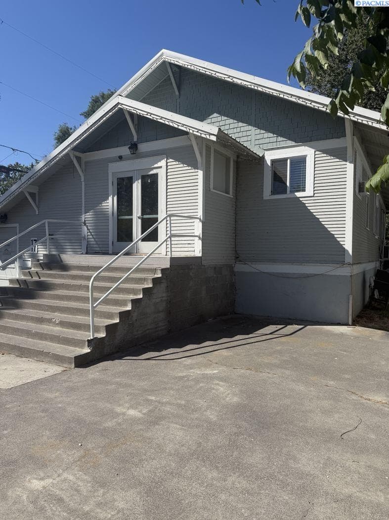 17 Ione Street — photo 1 of 11
